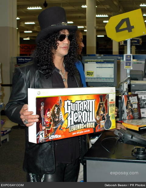 rock-star-slash-sells-guitar-hero-iii-to-the-first-fans-in-line-at-the-launch-party-for-guitar-hero-iii-legends-of-rock-prese-jcw6hg.jpg